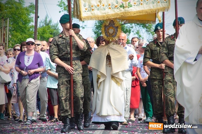 Zdjęcie w galerii na portalu naszwodzislaw.com: Wodzisław: setki wiernych na procesji Bożego Ciała. FOTORELACJA wiadomości z regionu