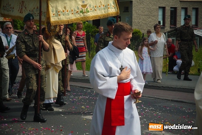 Zdjęcie w galerii na portalu naszwodzislaw.com: Wodzisław: setki wiernych na procesji Bożego Ciała. FOTORELACJA wiadomości z regionu