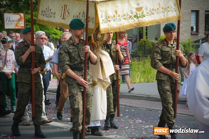 Zdjęcie w galerii na portalu naszwodzislaw.com: Wodzisław: setki wiernych na procesji Bożego Ciała. FOTORELACJA wiadomości z regionu