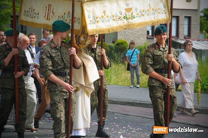 Zdjęcie w galerii na portalu naszwodzislaw.com: Wodzisław: setki wiernych na procesji Bożego Ciała. FOTORELACJA wiadomości z regionu