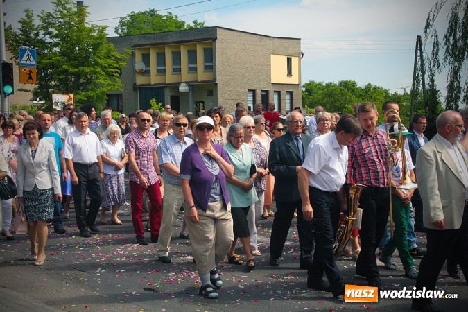 Zdjęcie w galerii na portalu naszwodzislaw.com: Wodzisław: setki wiernych na procesji Bożego Ciała. FOTORELACJA wiadomości z regionu