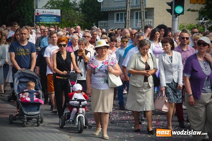Zdjęcie w galerii na portalu naszwodzislaw.com: Wodzisław: setki wiernych na procesji Bożego Ciała. FOTORELACJA wiadomości z regionu