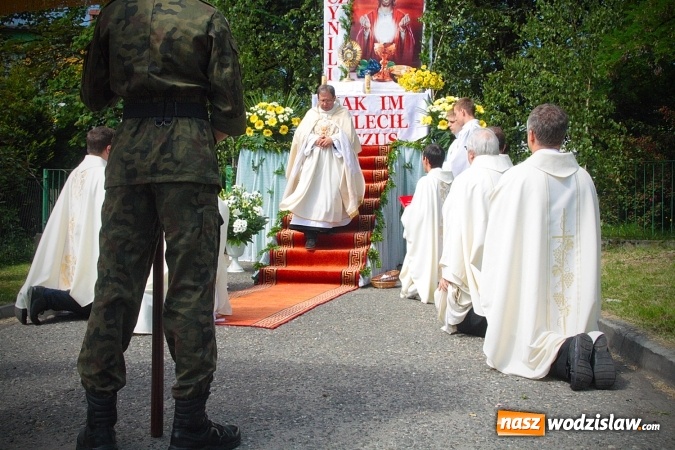 Zdjęcie w galerii na portalu naszwodzislaw.com: Wodzisław: setki wiernych na procesji Bożego Ciała. FOTORELACJA wiadomości z regionu