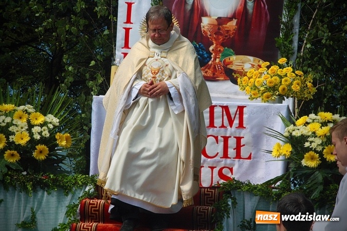 Zdjęcie w galerii na portalu naszwodzislaw.com: Wodzisław: setki wiernych na procesji Bożego Ciała. FOTORELACJA wiadomości z regionu