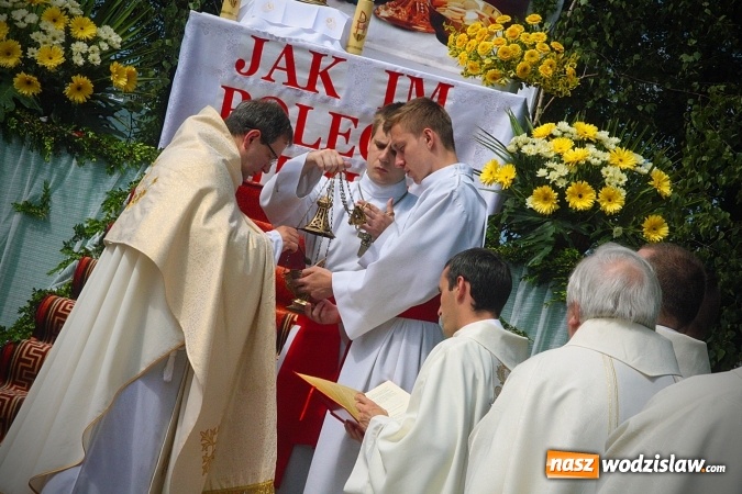 Zdjęcie w galerii na portalu naszwodzislaw.com: Wodzisław: setki wiernych na procesji Bożego Ciała. FOTORELACJA wiadomości z regionu