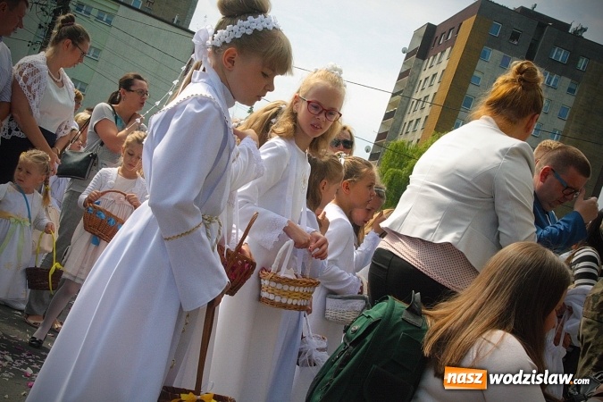 Zdjęcie w galerii na portalu naszwodzislaw.com: Wodzisław: setki wiernych na procesji Bożego Ciała. FOTORELACJA wiadomości z regionu