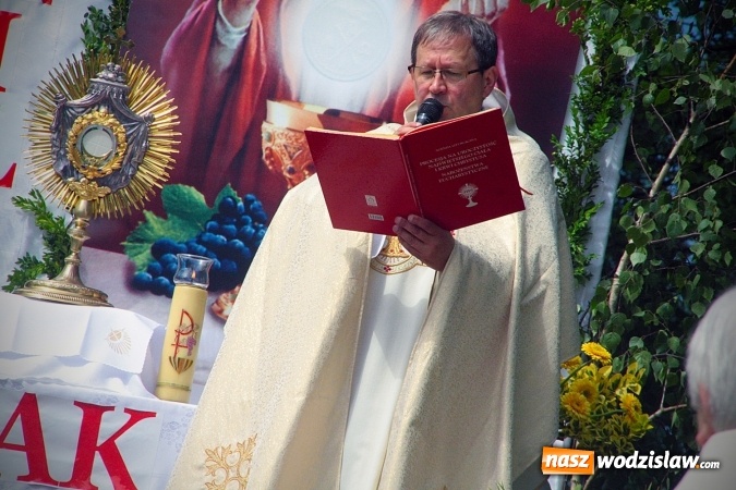 Zdjęcie w galerii na portalu naszwodzislaw.com: Wodzisław: setki wiernych na procesji Bożego Ciała. FOTORELACJA wiadomości z regionu