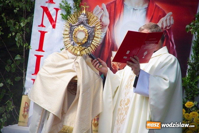 Zdjęcie w galerii na portalu naszwodzislaw.com: Wodzisław: setki wiernych na procesji Bożego Ciała. FOTORELACJA wiadomości z regionu