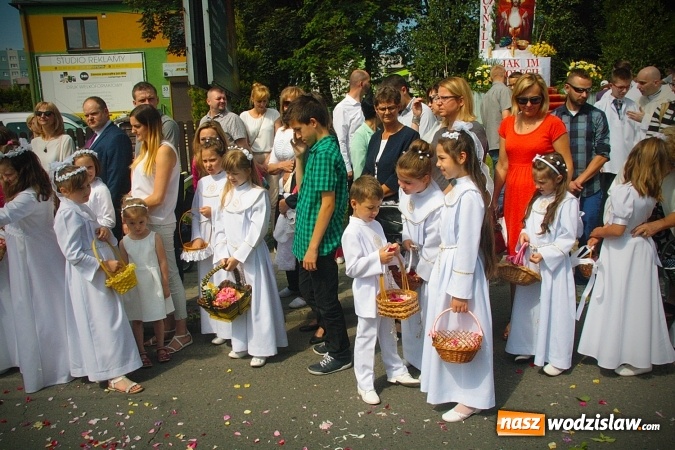 Zdjęcie w galerii na portalu naszwodzislaw.com: Wodzisław: setki wiernych na procesji Bożego Ciała. FOTORELACJA wiadomości z regionu