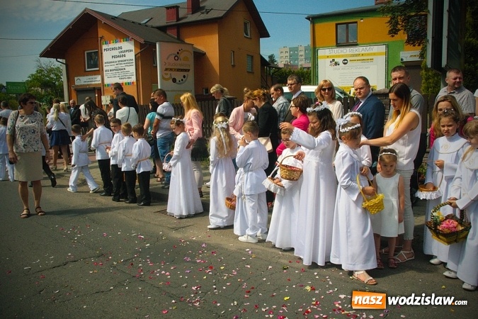Zdjęcie w galerii na portalu naszwodzislaw.com: Wodzisław: setki wiernych na procesji Bożego Ciała. FOTORELACJA wiadomości z regionu