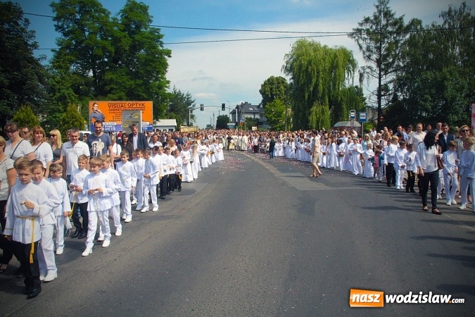 Zdjęcie w galerii na portalu naszwodzislaw.com: Wodzisław: setki wiernych na procesji Bożego Ciała. FOTORELACJA wiadomości z regionu