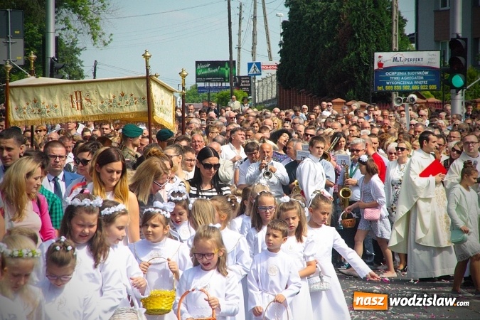 Zdjęcie w galerii na portalu naszwodzislaw.com: Wodzisław: setki wiernych na procesji Bożego Ciała. FOTORELACJA wiadomości z regionu