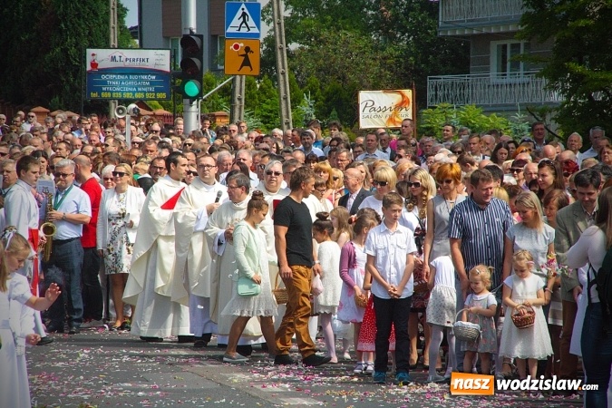 Zdjęcie w galerii na portalu naszwodzislaw.com: Wodzisław: setki wiernych na procesji Bożego Ciała. FOTORELACJA wiadomości z regionu