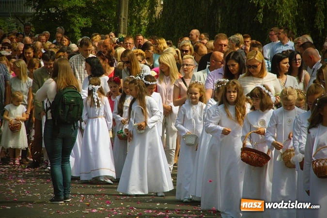 Zdjęcie w galerii na portalu naszwodzislaw.com: Wodzisław: setki wiernych na procesji Bożego Ciała. FOTORELACJA wiadomości z regionu