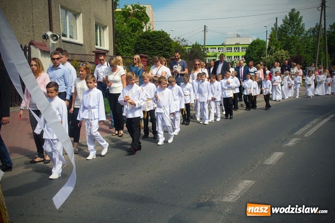 Zdjęcie w galerii na portalu naszwodzislaw.com: Wodzisław: setki wiernych na procesji Bożego Ciała. FOTORELACJA wiadomości z regionu