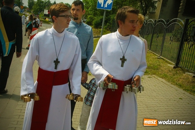 Zdjęcie w galerii na portalu naszwodzislaw.com: Wodzisław: setki wiernych na procesji Bożego Ciała. FOTORELACJA wiadomości z regionu