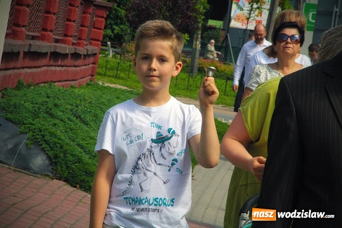 Zdjęcie w galerii na portalu naszwodzislaw.com: Wodzisław: setki wiernych na procesji Bożego Ciała. FOTORELACJA wiadomości z regionu