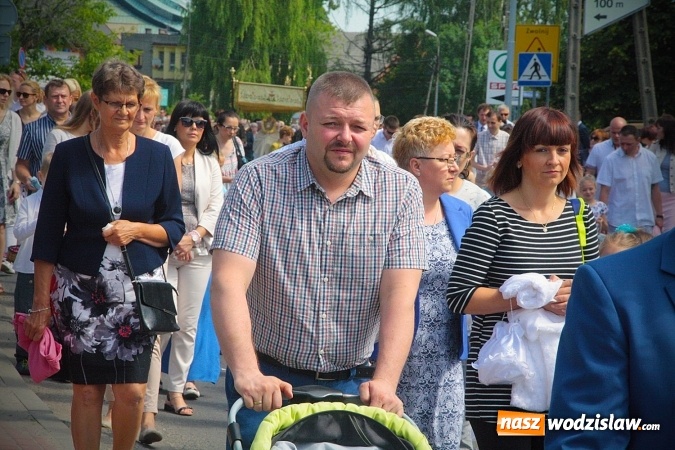 Zdjęcie w galerii na portalu naszwodzislaw.com: Wodzisław: setki wiernych na procesji Bożego Ciała. FOTORELACJA wiadomości z regionu