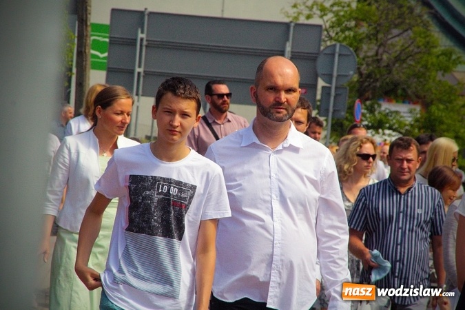 Zdjęcie w galerii na portalu naszwodzislaw.com: Wodzisław: setki wiernych na procesji Bożego Ciała. FOTORELACJA wiadomości z regionu