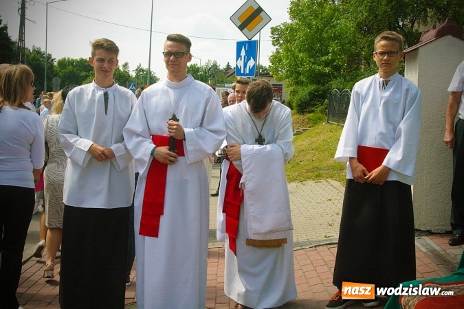 Zdjęcie w galerii na portalu naszwodzislaw.com: Wodzisław: setki wiernych na procesji Bożego Ciała. FOTORELACJA wiadomości z regionu