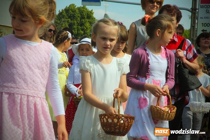 Zdjęcie w galerii na portalu naszwodzislaw.com: Wodzisław: setki wiernych na procesji Bożego Ciała. FOTORELACJA wiadomości z regionu