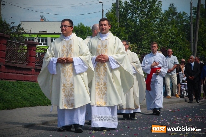 Zdjęcie w galerii na portalu naszwodzislaw.com: Wodzisław: setki wiernych na procesji Bożego Ciała. FOTORELACJA wiadomości z regionu