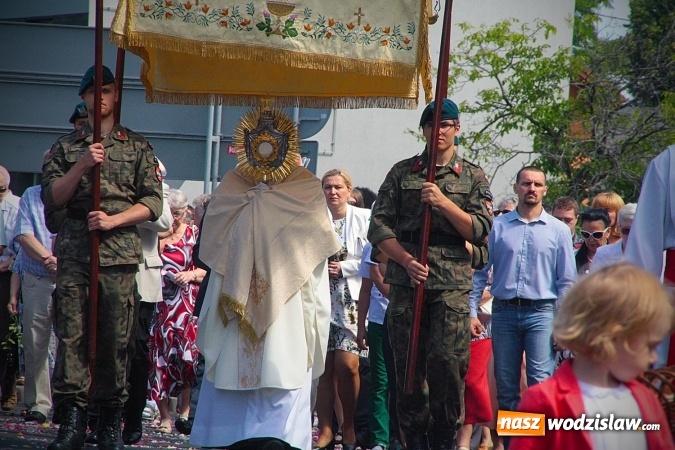Zdjęcie w galerii na portalu naszwodzislaw.com: Wodzisław: setki wiernych na procesji Bożego Ciała. FOTORELACJA wiadomości z regionu
