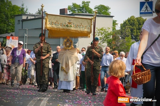 Zdjęcie w galerii na portalu naszwodzislaw.com: Wodzisław: setki wiernych na procesji Bożego Ciała. FOTORELACJA wiadomości z regionu