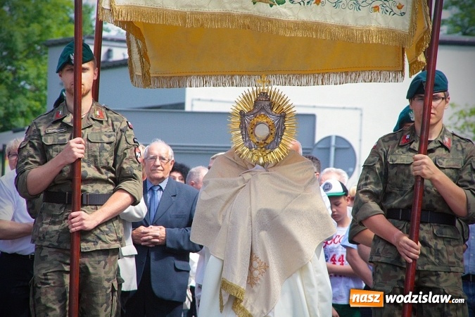 Zdjęcie w galerii na portalu naszwodzislaw.com: Wodzisław: setki wiernych na procesji Bożego Ciała. FOTORELACJA wiadomości z regionu
