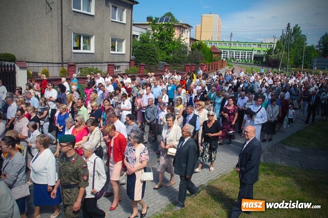 Zdjęcie w galerii na portalu naszwodzislaw.com: Wodzisław: setki wiernych na procesji Bożego Ciała. FOTORELACJA wiadomości z regionu
