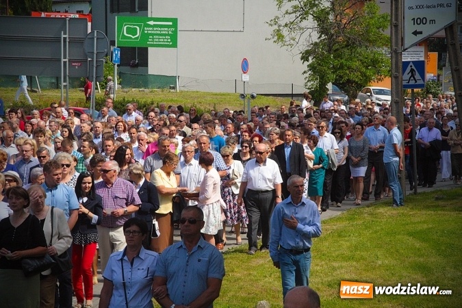 Zdjęcie w galerii na portalu naszwodzislaw.com: Wodzisław: setki wiernych na procesji Bożego Ciała. FOTORELACJA wiadomości z regionu