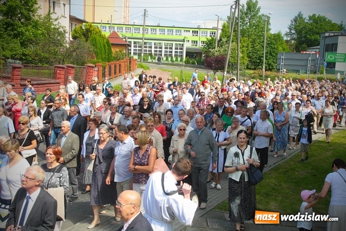 Zdjęcie w galerii na portalu naszwodzislaw.com: Wodzisław: setki wiernych na procesji Bożego Ciała. FOTORELACJA wiadomości z regionu