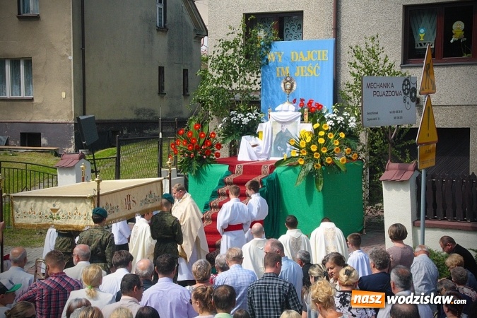 Zdjęcie w galerii na portalu naszwodzislaw.com: Wodzisław: setki wiernych na procesji Bożego Ciała. FOTORELACJA wiadomości z regionu