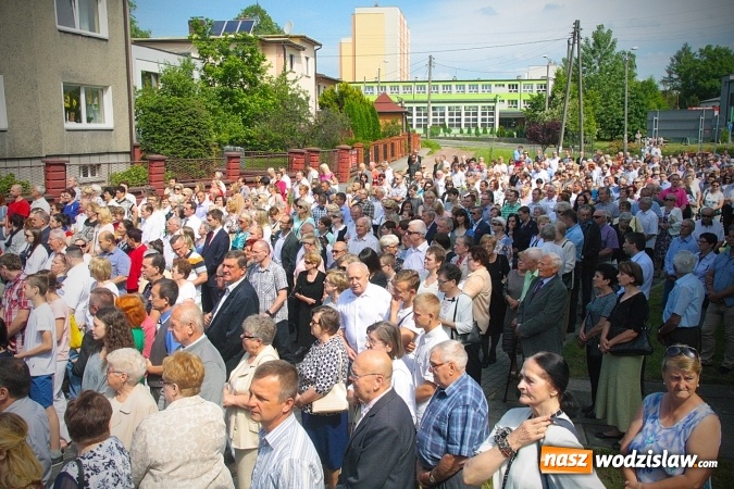 Zdjęcie w galerii na portalu naszwodzislaw.com: Wodzisław: setki wiernych na procesji Bożego Ciała. FOTORELACJA wiadomości z regionu