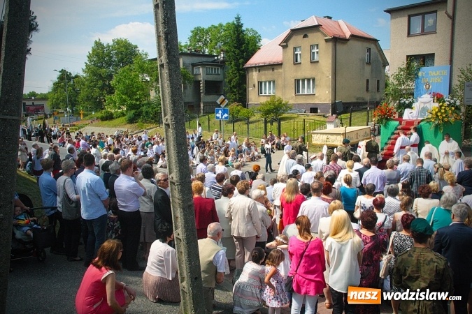 Zdjęcie w galerii na portalu naszwodzislaw.com: Wodzisław: setki wiernych na procesji Bożego Ciała. FOTORELACJA wiadomości z regionu