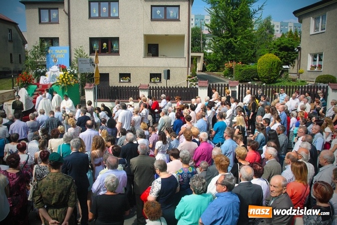 Zdjęcie w galerii na portalu naszwodzislaw.com: Wodzisław: setki wiernych na procesji Bożego Ciała. FOTORELACJA wiadomości z regionu