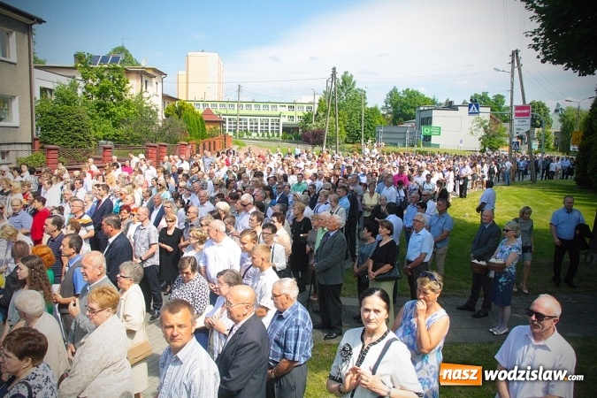 Zdjęcie w galerii na portalu naszwodzislaw.com: Wodzisław: setki wiernych na procesji Bożego Ciała. FOTORELACJA wiadomości z regionu