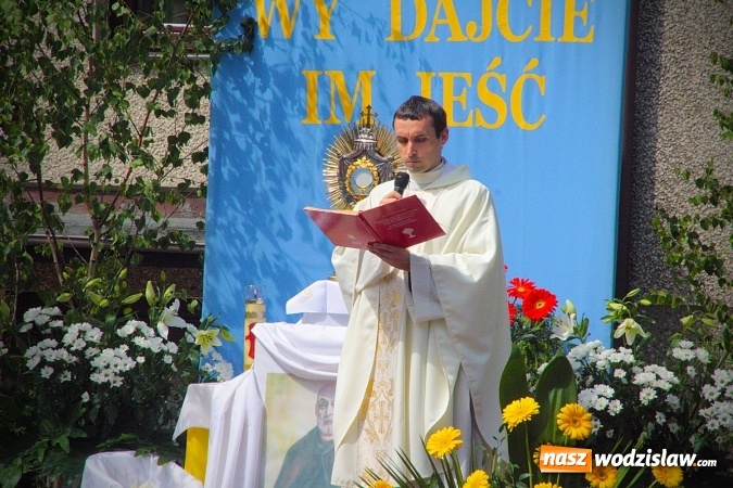 Zdjęcie w galerii na portalu naszwodzislaw.com: Wodzisław: setki wiernych na procesji Bożego Ciała. FOTORELACJA wiadomości z regionu