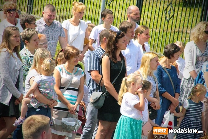 Zdjęcie w galerii na portalu naszwodzislaw.com: Wodzisław: setki wiernych na procesji Bożego Ciała. FOTORELACJA wiadomości z regionu