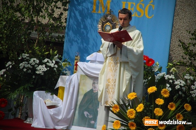 Zdjęcie w galerii na portalu naszwodzislaw.com: Wodzisław: setki wiernych na procesji Bożego Ciała. FOTORELACJA wiadomości z regionu