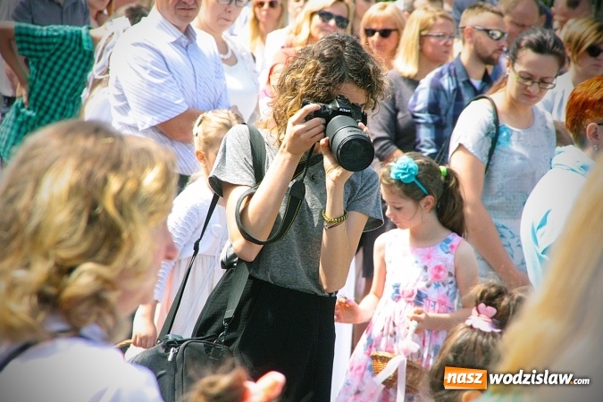 Zdjęcie w galerii na portalu naszwodzislaw.com: Wodzisław: setki wiernych na procesji Bożego Ciała. FOTORELACJA wiadomości z regionu