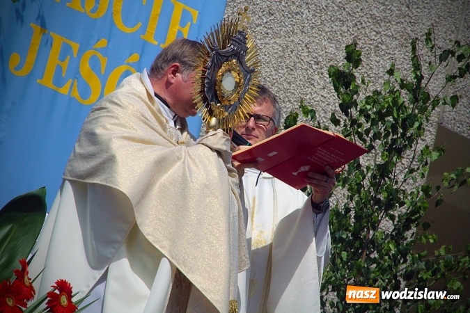 Zdjęcie w galerii na portalu naszwodzislaw.com: Wodzisław: setki wiernych na procesji Bożego Ciała. FOTORELACJA wiadomości z regionu