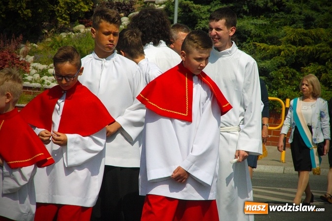 Zdjęcie w galerii na portalu naszwodzislaw.com: Wodzisław: setki wiernych na procesji Bożego Ciała. FOTORELACJA wiadomości z regionu