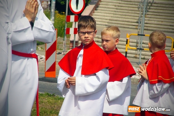 Zdjęcie w galerii na portalu naszwodzislaw.com: Wodzisław: setki wiernych na procesji Bożego Ciała. FOTORELACJA wiadomości z regionu