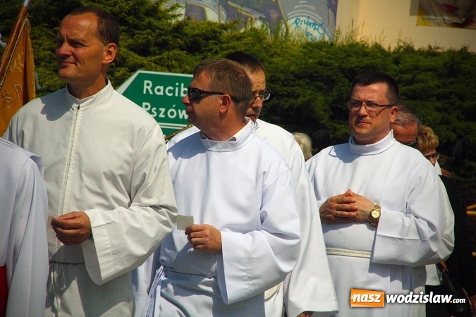 Zdjęcie w galerii na portalu naszwodzislaw.com: Wodzisław: setki wiernych na procesji Bożego Ciała. FOTORELACJA wiadomości z regionu