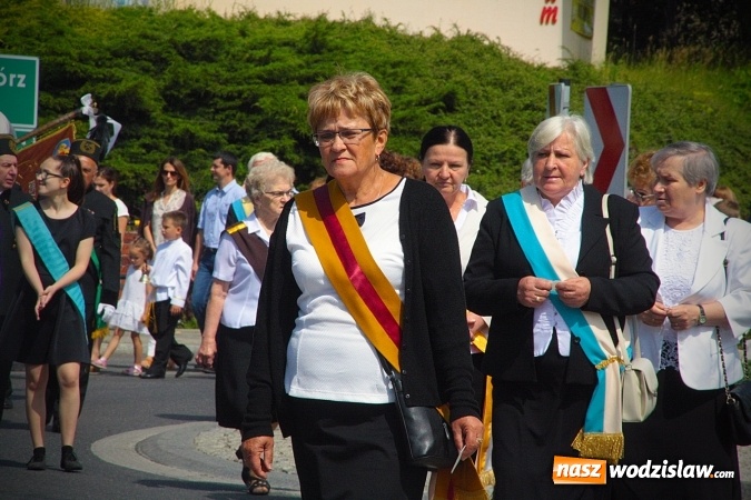 Zdjęcie w galerii na portalu naszwodzislaw.com: Wodzisław: setki wiernych na procesji Bożego Ciała. FOTORELACJA wiadomości z regionu