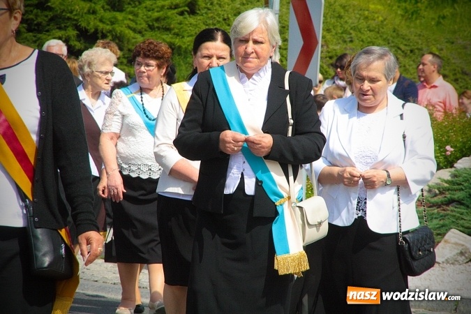 Zdjęcie w galerii na portalu naszwodzislaw.com: Wodzisław: setki wiernych na procesji Bożego Ciała. FOTORELACJA wiadomości z regionu