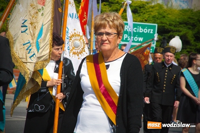 Zdjęcie w galerii na portalu naszwodzislaw.com: Wodzisław: setki wiernych na procesji Bożego Ciała. FOTORELACJA wiadomości z regionu