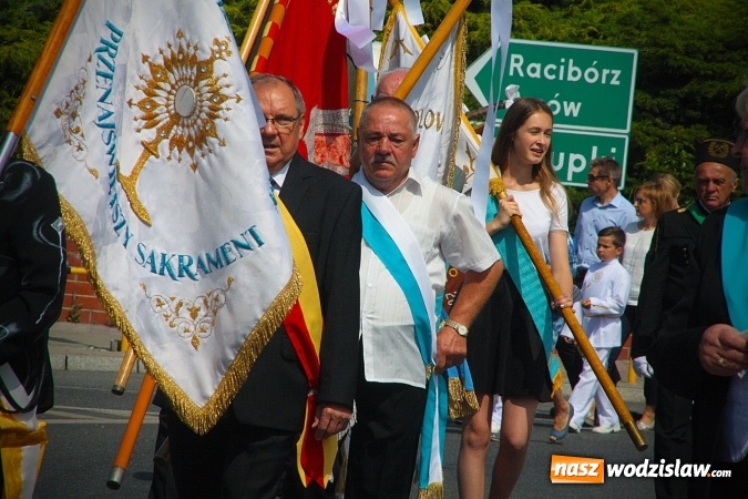 Zdjęcie w galerii na portalu naszwodzislaw.com: Wodzisław: setki wiernych na procesji Bożego Ciała. FOTORELACJA wiadomości z regionu