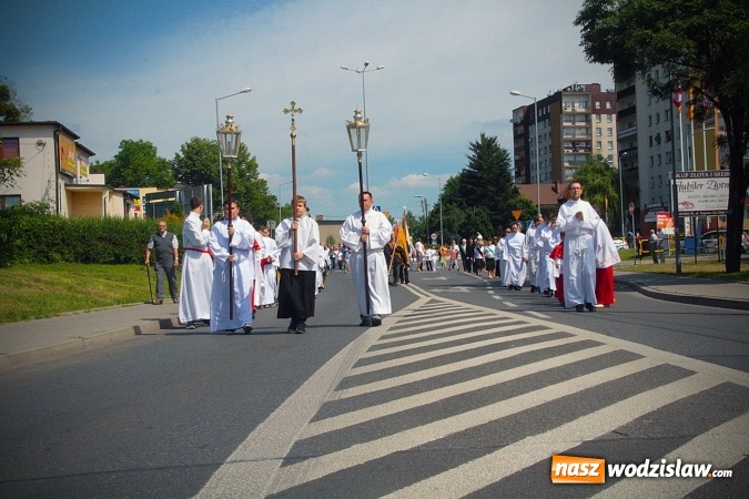 Zdjęcie w galerii na portalu naszwodzislaw.com: Wodzisław: setki wiernych na procesji Bożego Ciała. FOTORELACJA wiadomości z regionu